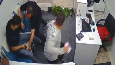 Hatay'da döviz bürosundaki silahlı saldırı kamerada: Kurşunların hedefi olmaktan böyle kurtuldu