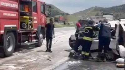 TIR otomobile çarptı: 2 kişi öldü, 2 kişi de yaralandı