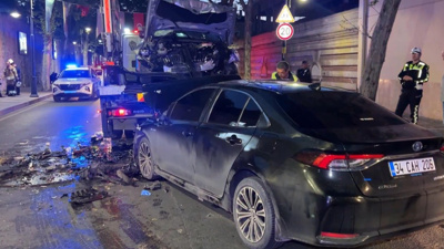 İki araç kafa kafaya çarpıştı: 1 ölü 8 yaralı