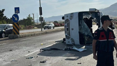 Rus öğrencileri taşıyan servis midibüsü devrildi: 17 yaralı