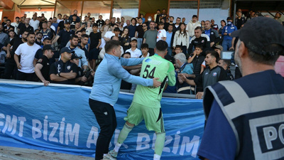 Final maçı bitti: Kaleci tribünde taraftara saldırdı