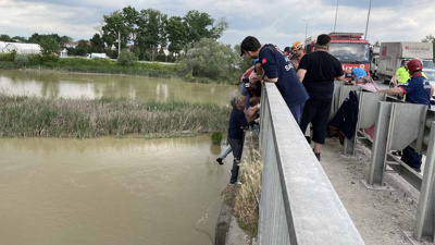 Köprüde intihara kalkıştı! 2,5 saatlik çaba sonunda kurtarıldı