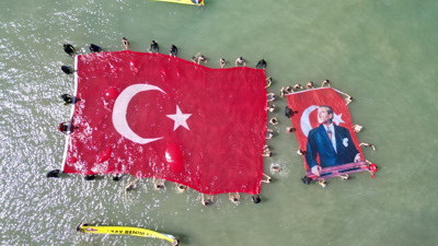 Atatürk'ün gençleri 138 metrekarelik bayrakla denizdeydi!