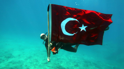 Fethiye'de dalgıçlar 19 Mayıs için 8 metre derinlikte bayrak açtılar
