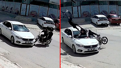 Otomobile çarpıp takla attılar: Motosiklet kazası kamerada