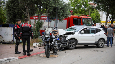 Polis motosikleti otomobille çarpıştı: 2'si memur 3 yaralı