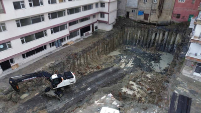 Hakkari'de temel kazısında zemin kaydı: Binalar boşaltıldı