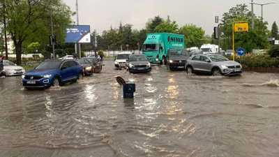 Ankara'da sağanaktan nasibini aldı! Yollar göle döndü, evleri su bastı