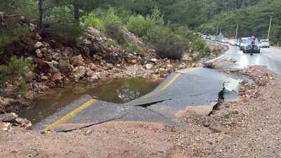 Bodrum’da ana su isale hattı patladı: Asfalt çöktü, uzun araç kuyrukları oluştu!
