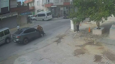Yakınına el sallarken yola çıktı araba çarptı