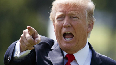 Trump protestocuya sinirlendi, salon karıştı! " Onu anneciğine götürün"