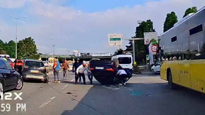 Kadıköy'de feci kaza! Sürücü rahatsızlandı, otomobil takla attı