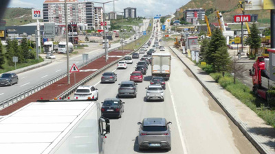 43 ilin bağlantı noktasında bayram trafiği yoğunluğu