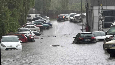 Ankara sağanak yağışa teslim oldu! Trafik kilitlendi