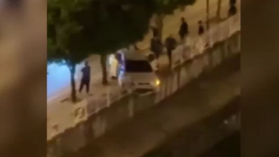 Otomobil sulama kanalı korkuluklarında asılı kaldı