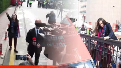 CHP'li vekil 'Partiyi Erdoğan'a teslim ediyosunuz' dedi: Kapıya tırmanıp genel merkeze girdi