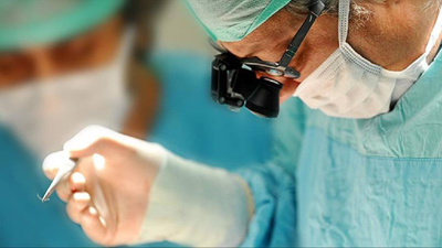 Ameliyathanede şok karışıklık! Doktor dövmeyi tümör sanıp sağlıklı organı kesti