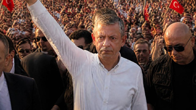 Demokrasinin yeni rengi: “Beyaz gömlek”