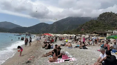Ölüdeniz'de bayram yoğunluğu: Plaj doldu, yollarda kilometrelerce kuyruk oluştu