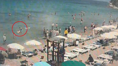 Çinli turist denizde ölümle burun buruna geldi: Kurtarma anları kamerada