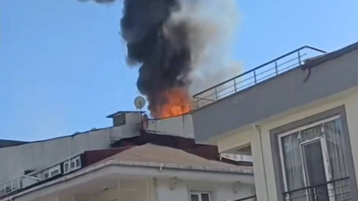 Küçükçekmece'de korkutan yangın! 4 katlı binanın çatısı alev alev yandı
