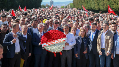Anıtkabir'de Özgür Özel'e 'çelenk' engeli! 'Genel Başkan' yazısına müdahale edildi