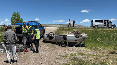 Sivas'ta feci kaza: Otomobil şarampole devrildi