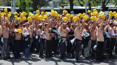 Yolu kesilen madenci isyan etti! "Üç bakanlık holdinge söz geçiremiyor mu?"