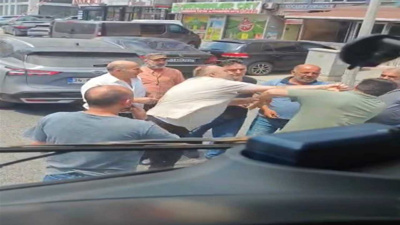 Sürücüler tekme tokat birbirine girdi! Yumruklar havada uçuştu