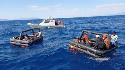 İzmir'de 19 düzensiz göçmen yakalandı, 11 göçmen kurtarıldı