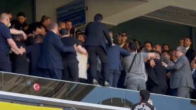 Fenerbahçe kongresinde yine kavga çıktı: Aziz Yıldırım güçlükle ayrıldı