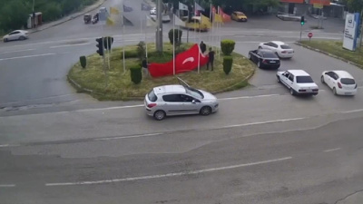 Türk bayrağının yere düştüğünü gördüler: Araçlarını durdurup korudular
