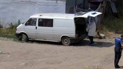 Boş arsada oyun oynayan çocuklar araçta ceset buldu