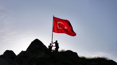 Al sancak parlasın diye 2 saat tırmandılar: Gururla dalgalandırdılar