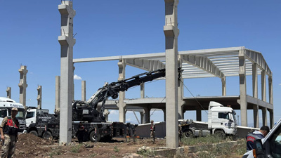 İnşaat işçisi tonlarca ağırlıktaki beton blokun altında ezilerek can verdi!