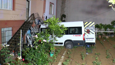 Servis minibüsü evin bahçesine uçtu: Şoför hayatını kaybetti