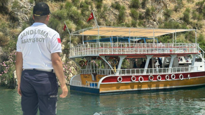 40 yolculu gezi teknesi arıza yaptı: Jandarma yolcuları tahliye etti
