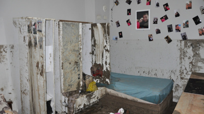 Sağanak yağmurla gelen sel evi bastı: Evinden yardımlarla çıkabildi