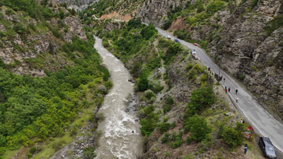 Kamyonet Çoruh Nehri’ne uçtu: Kaybolan baba oğul her yerde aranıyor