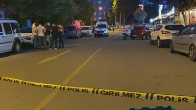 Parkın önünde oturanlara kurşun yağdırdılar: 5 yaralı! Saldırı aracı yakılmış halde bulundu