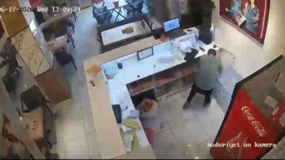 Kafeteryadaki patlama anı kamerada! Camlar kırıldı malzemeler savruldu