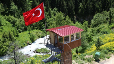 Deniz manzarasını izlemek için metrelerce havaya ev kurdu