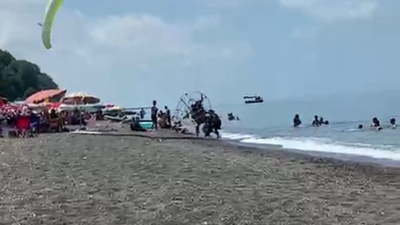Güneşlenirken neye uğradıklarını şaşırdılar! Tatilcilerin arasına böyle daldı