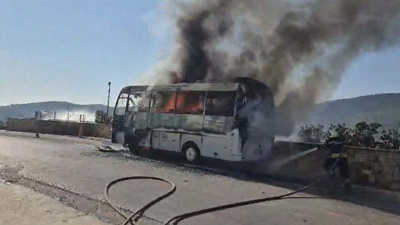 Muğla'da alev alev yanan minibüs demir yığınına döndü