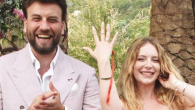 Ünlü çift Bodrum’da nişanlandı! Dizi aşkı evliliğe gidiyor