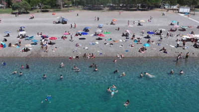 Sıcaklık ve nem bunalttı: Soluğu Akdeniz'in serin sularında aldılar