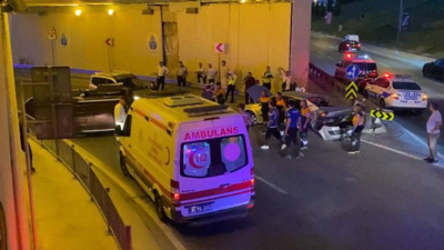 Bakırköy'de iki araç çarpıştı: 5 kişi yaralandı