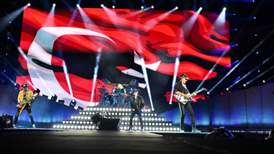 Scorpions 33 yıl sonra İstanbul’da aynı stadyumda! Sahneye Türk bayrağıyla çıktılar