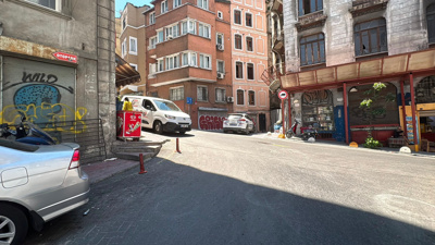 Beyoğlu’nun göbeğine çivili bilyeli bomba bırakıp kaçtılar! Polis motosikletli 2 kişiyi arıyor