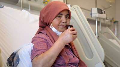 12 yıl sonra böbreğine kavuşunca sedyede çayla kutladı